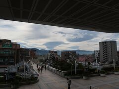 長野駅には9時35分着。車窓からも見えていましたが、不気味な笠雲がいくつも見えていました。天気が崩れるのかな。