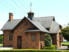 当日は車での移動で色々とまわってみました。

まずは渋沢栄一の生家を目指しますが、その少し手前にある「誠之堂(せいしどう)」に立ち寄りました。

渋沢栄一は大正5年(1916年)に第一銀行を創設して初代頭取を務めましたが、喜寿(77才)を機に辞任。その際、同行の行員たちが喜寿のお祝いに建てたのが誠之堂でした。

誠之堂は大寄公民館の敷地にあり、無料で見学ができます。

お祝いに建物が贈られるというのが、さすが名士ですね。そんなの贈られたことないもんな（笑）。

