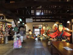 赤瓦一号館という建物に入ってみました。
内部には土産物店などがありました。