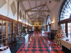 ロビーの右脇を抜けると左に食堂「レストラン アイビー（蔦）」があります。