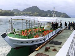 注意事項を聞き、スマホやメガネにストラップを付け、準備が終わったら船に乗り込みます。
ツアーで登る橋脚は馬島にあるので、そこまで船で移動します。
その間に「しまなみ来島海峡遊覧船」で潮流体験や造船所巡りなどがあり、それも参加費に含まれています。