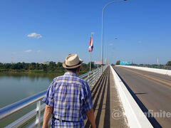 タイラオス友好橋を見物。
オーストラリアが建設したこの橋の真ん中には線路があり、朝夕に電車が走っている。