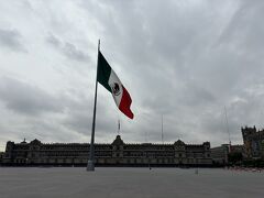 Constitution Plaza（ソカロ広場）
生憎の天気ですが、風があるので大きな国旗がよく見えます。
