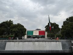 最終目的地、メキシコ国立人類博物館です。
入り口のところに土産屋があって、まずそこから見ます。笑
どこに行ってもまずは土産を見ますね。買わないくせに。