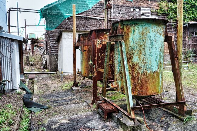 屋外にあった何かのタンク。<br />塗装が剥がれ落ち、下地の錆と緑が絶妙のコントラストになってます。<br />炭鉱はやたら緑色に塗装されているのですが、これは理由がありまして、<br />朝も昼も分からない暗闇の中で働く炭鉱マンに対して、<br />坑道から出てきた時に目の負担を軽減する色、それが緑なんだとか。<br />医学的根拠は不明です  (*´з`)