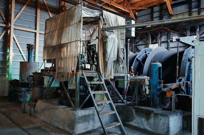 続いて第二巻揚機室。<br />ここでは第二斜坑の人車を引っ張っていました。<br /><br />これを見て想像するのは、やはり天空の城ラピュタですかね。<br />パズーが昇降機のブレーキをかけ損ねてヒヤッとする場面がありましたが、<br />いやいや、炭鉱の記録では本当に昇降機の操作タイミングを間違えて<br />全員死亡なんて事故がざらにあったそうです ( ﾟДﾟ)ｺﾜｯ