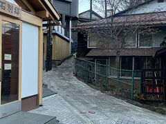 路地を抜けます。
あとあと宿までの近道路地を発見しますが、この時はまだ近道を知らず。。