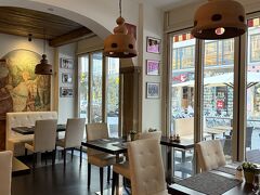 こちらは朝食をいただいた場所です。
壁の絵が海外らしい。