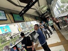 【トランス・ジャカルタでコタへ行く】

運転も酷く、真っ黒の排気ガスを吐き出し、とてもとても外国人が乗れる代物では無い時代だった...まだ赴任したばかりの頃（バックパッカーの血が騒ぎ）バスで帰ります...と日本人上司に言ったら、えらく怒られた覚えがある...

当時は、バスだけでなく、タクシーもほぼ危なかしっく（雲スケばかりだった...）迂闊に乗れない...当然、今の様に「電車／地下鉄」なんかも存在しない時代...


写真：なんか、今のバス停は凄く綺麗で、危険という感覚は一切ない...