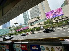 【トランス・ジャカルタでコタへ行く】

横断歩道を渡り、大通りの真ん中にあるあの（宇宙船のような）バス停に渡る事ができた...（多分、自分の駐在期も含めて、このスディルマン通りやらタムリン通りの様な大通りを歩いて渡った経験は殆どない...駐在員って守られていたんだなぁ...つくづく思う...）

私がここジャカルタにいた頃（1992年-2000年間）は、バスは冷房なんか着ている筈もなく、ボロボロのちょっと傾いたオレンジ色のバスが殆ど...


写真：停留所の向こう側は、グランドハイアットホテルとプラザインドネシアモールが見える。