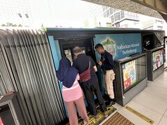 【トランス・ジャカルタでコタへ行く】

なので、今回、『ジャカルタでバスに乗るのは』...実は、私にとって人生初めて。


写真：乗り方／降りる位置は至って簡単（時間帯によっては混んでいそう...）。このバスは電車の様に、真っ直ぐに進むだけなので、外の景色を見ながら、或いは車内放送（停留場名）或いはグーグルマップを見ながら、目的地に近づいたら降りればいい...凄くわかりやすい。今は、コタ地区に入ると「地下鉄の延伸工事が大々的に進められており」、途中でこのバスが工事の為、真っ直ぐ進めず、本線を離れて迂回道に入った時は、ちょっと焦ったが...