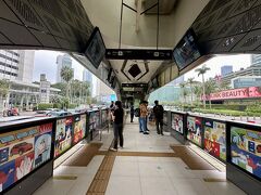 【トランス・ジャカルタでコタへ行く】

さて、その前に...

あのホテルの目の前のバスに乗る（宇宙船みたいな停留場に行く）には、どうしたらいいんだぁ～？この車両の往来の激しいタムリン通りを渡れるのか？


写真：この「BRT（Bus Rapid Transit）」は、物凄く仰々しい専用のレーン（＋バス停）が設置されており、ブロックで、一般の車やバイクが走る道路と分けられている...私がいた時代は、こんなのなかった...