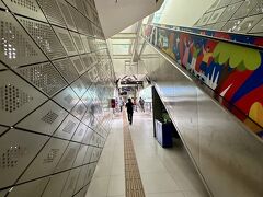 【トランス・ジャカルタでコタへ行く】

昨日まで、日本人／外国人住居地が多い「ジャカルタ・スラタン（南部）」を歩き廻って嘗ての自分の足跡探しをしたので、本日からウタラ（北部）を歩いてみる事にした。


写真：二階に上がると、展望台がある模様...