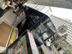 【トランス・ジャカルタでコタへ行く】

どこへ行くのも運転手付きの社有車で移動していたので、ここで生活した8年の間、公共交通機関等はほぼ利用した経験は皆無（=ブルーバード=タクシーぐらいは乗る機会はあったが...）

更に、家の近所以外で、道を数百mですら歩いた事さえ無かった...8年間も...まったく...


写真：現代のバスの乗車には、現金ではなく、電子カードを購入する必要がある模様。バス乗り場にいる係員のおねーさん（英語が通じる方が多い）に聞いて、近くの販売機で（マルチか、シングルを選んで←ちょっと意味がわからなかった）カードを購入すれば直ぐに乗れるとの事...