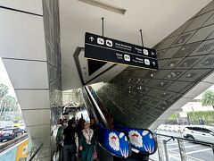 【トランス・ジャカルタでコタへ行く】

さて、『現）プルマン（旧プレジデントのちJALホテル）ホテル』の前にあるバス停からバスに乗って、『コタ』地区に行く事にした。