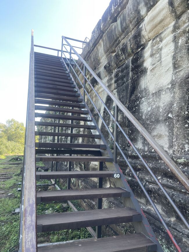 プラサットトム（ピラミッド型）寺院の登り階段があります。