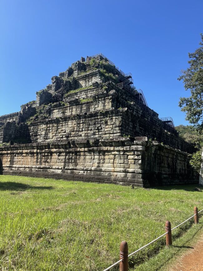 コーケー世界遺産のピラミッド型寺院の７段がございます。高さ３６メートルがございます。ガイドブックでは３５メートルが書いてあります。
