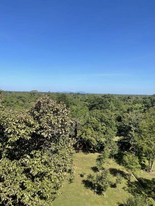 ピラミッド型寺院のプラサットトム遺跡に登ったときは写真スポットを撮りました。