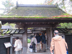 隣には青柳家向け屋敷が有りました。
青柳家武家屋敷
ここも有料見学であるが、家屋は寄棟茅葺屋根の母屋、薬医門、蔵、塀など武家屋敷の建築様式を今に伝えます。南門があり正面には青柳家の説明看板があり、有料入館であるが、沢山の人が出入りしていた。

