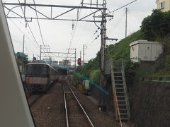 小田原駅に停車したのち小田急小田原線に入ります
ロマンスカーＥＸＥとすれ違い