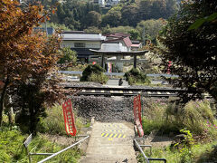 そのあとは垂水遺跡を見たくて、山寺から15分ほど歩いてきました。
千手院という、参道に鉄道がとおっている珍しいお寺から、遺跡を目指します。