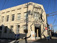 有名な妖怪まんじゅうのお店～壁に柳？？のペイント(笑)ﾌﾌ
ん？？そう言えば・・
なんかこんな感じの建物が小豆島にもあったわ～(*^^*)
