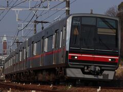名鉄瀬戸線の『将棋トレイン』に乗って尾張瀬戸駅に向かいます。
8月28日（水）から11月29日（金）まで名古屋鉄道が日本将棋連盟と協力して「将棋とれいん第二局」が運行されました。