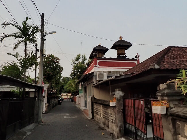 バリの空港へと歩いて行きます。