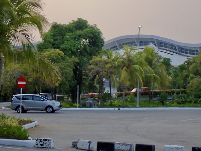 歩いて10分程で、ングライ空港に到着。<br />