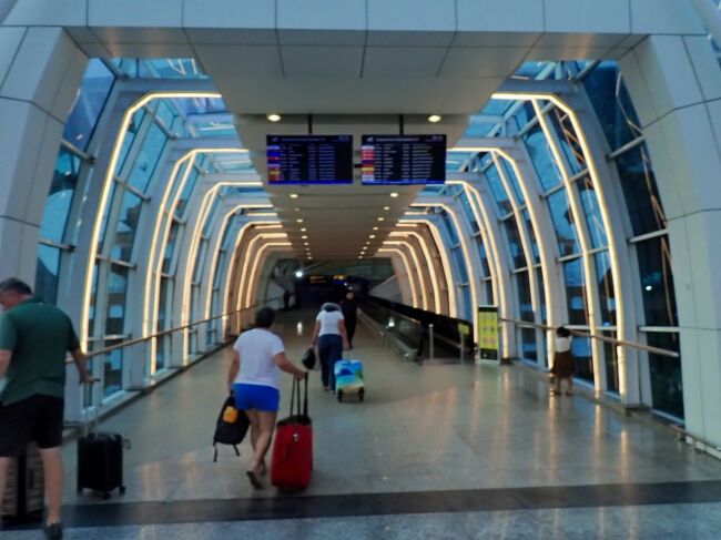 空港の中に入ります。