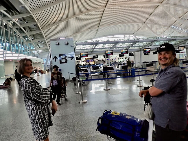 7:21<br />チェックインカウンターで今回のツアーメンバーと会います。<br />ベルギー人の写真家と、<br />(掲載許可済み)