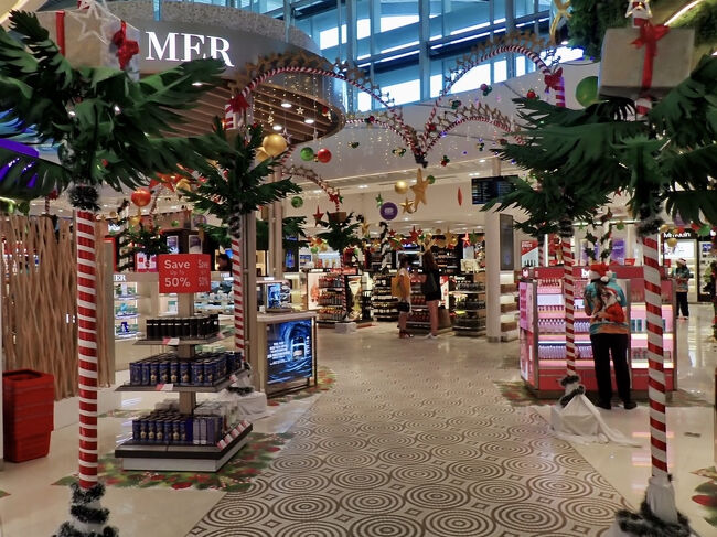 搭乗口に向かいます。<br />空港の中の店は、すっかりクリスマスの装いです。