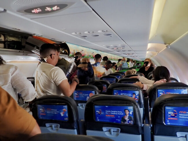 東ティモールの首都、デリに行く飛行機は満席ではありませんでしたが、<br />7割ぐらいの人がいました。<br />西洋人の観光客の様な人達もいます。