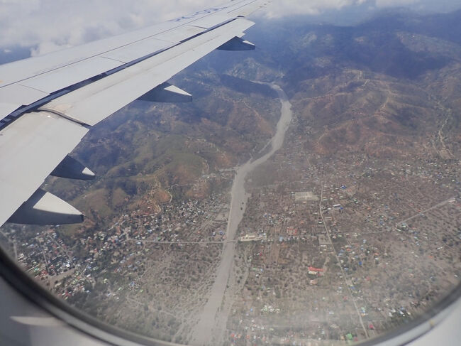 眼下には、首都デリの家々が見えます。<br />