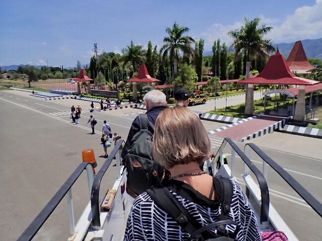 タラップを使って飛行機を降ります。<br />東ティモールの首都、デリの小さな空港です。