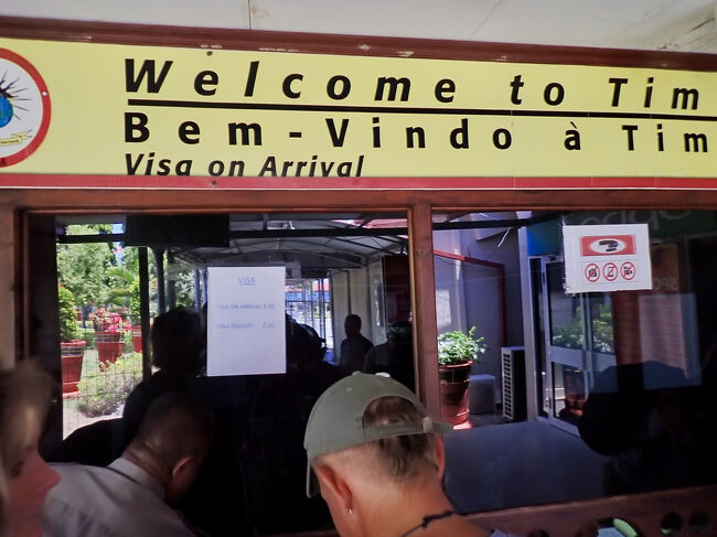 空港の建物に入る前に、アライバルビザを申請します。<br />$30ドル(キャッシュ4680円)。<br />東ティモールは現地通貨がなく、US$が使われています。