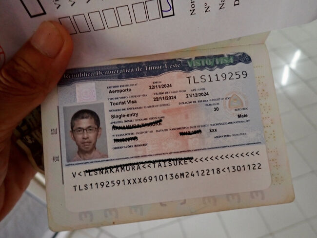 写真付きの大きなシールのビザを貰いました。<br />