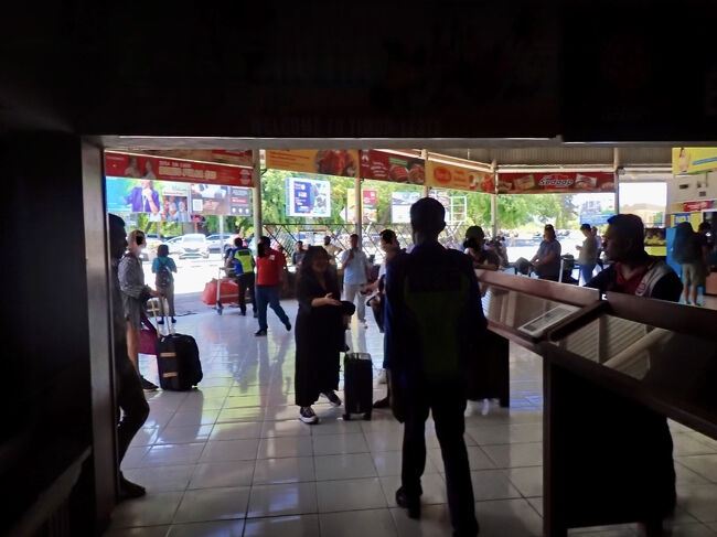 入国審査を終わって、空港の外に出ます。<br />