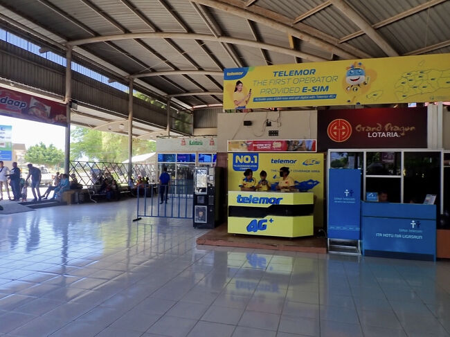 バラックの空港ロビーには、SIMカートも売っていました。