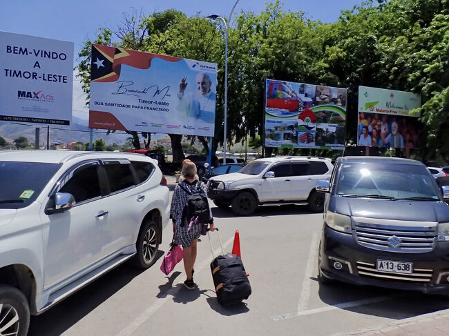 東ティモールのダイバーのコミュニティの人達にホテルに送って貰います。