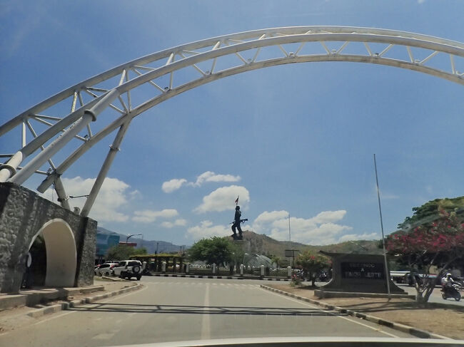 空港を出て、デリの町に向かいます。<br />