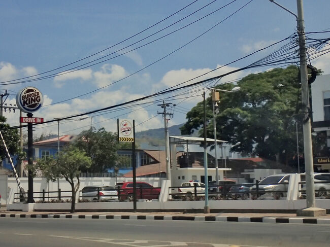 東ティモールの首都、デリの町は、普通の東南アジアの町に見えます。<br />バーガーキングの丸い看板もありました。