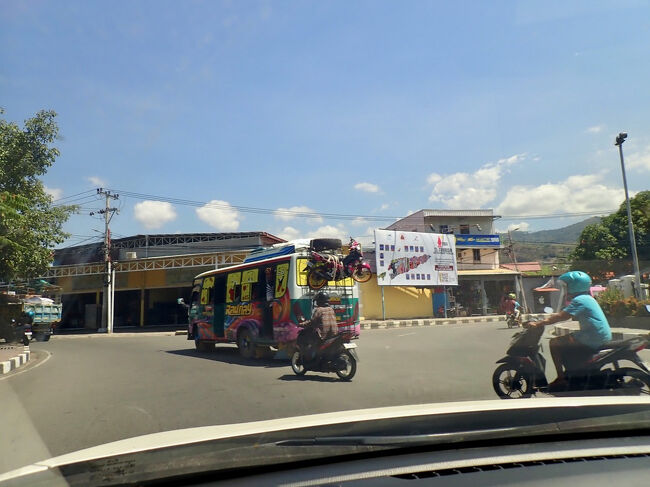 カラフルな路線バスの後ろには、スクーターが括り付けられていました。