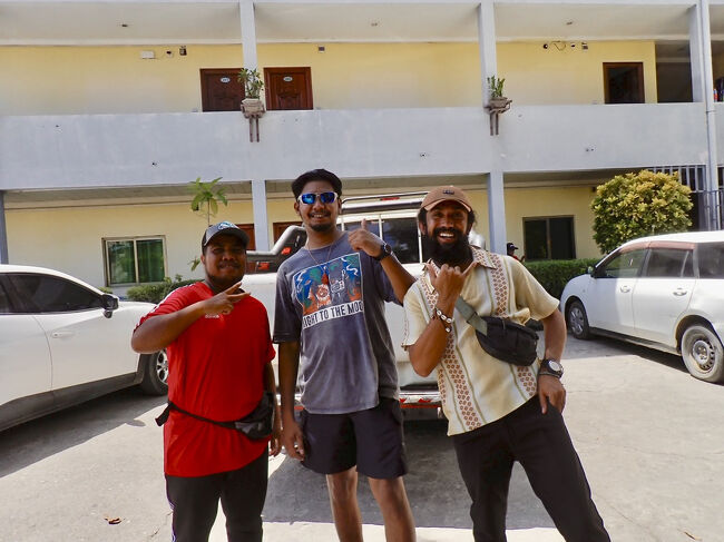 ホテルに送ってくれた、フリーダイビングコミュニティの人達。<br />ツアーの最終日には一緒に海に潜ります。<br />(掲載許可済み)