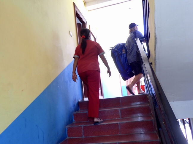 階段を上がって、客室に向かいます。<br />