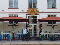 マイアミを選んだ理由の一つがストーンクラブでした。
大きな爪を溶かしバターをつけて食べるのですが、これが本当に美味しくて(*´-`)  

ストーンクラブの人気店「Joe's Stone Crab」が休業していたので、同じようなシーフードレストランを探し、このレストラン「CJ’s Crab Shack」に来てみました。