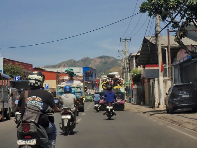 部屋に荷物を降りたら、デリの町を観光します。<br />