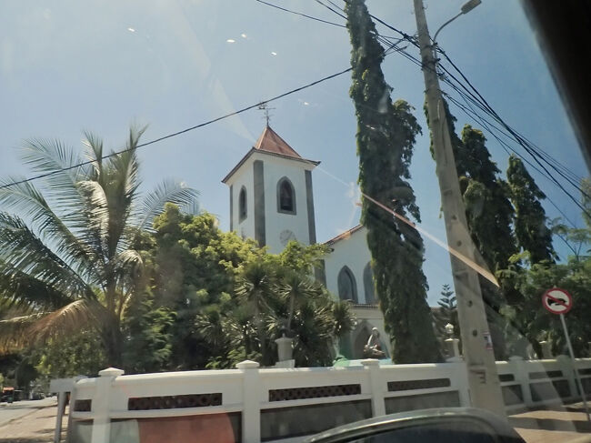 窓の外には東ティモールで一番古い、ポルトガルの教会が見えます。