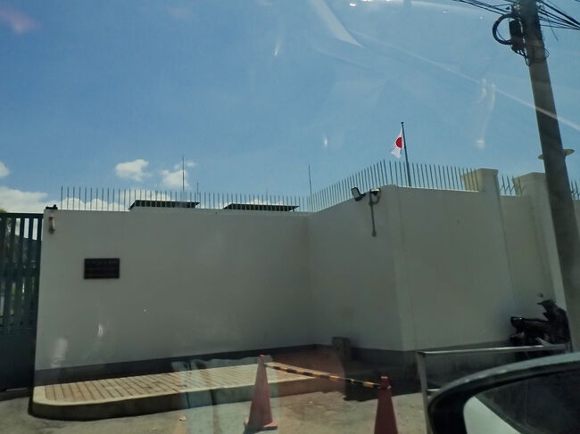 頑丈な壁に囲まれた、日本大使館もありました。