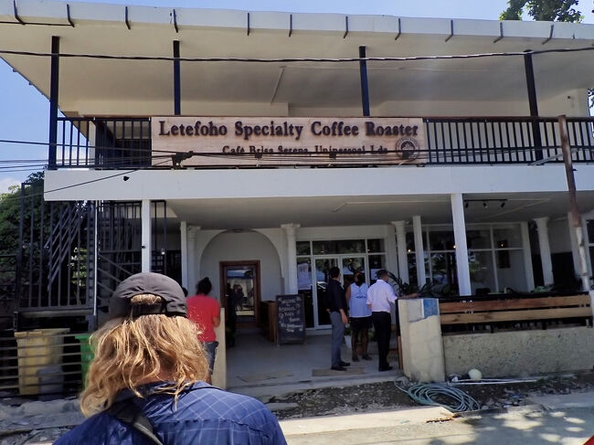 車は、洒落たカフェの前に止まります。<br />